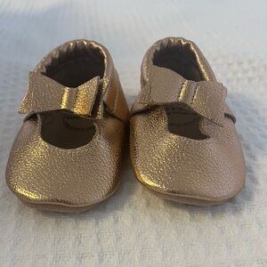 Girls never worn Birdrock Baby bow in Gold size 6.5